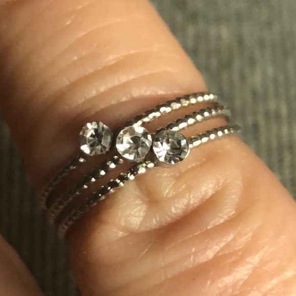🇺🇸Set of three silver tone solitaire rhinestone rings - Picture 1 of 4